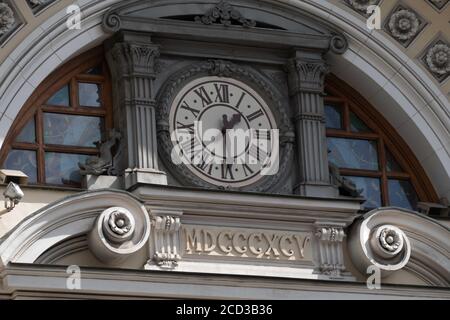 Orologio antico sulla facciata della casa Foto Stock