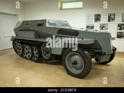 Tedesco SD.Kfz. 250/1 mezzo binario. La torre di osservazione sulle montagne passa Dukla sul confine slovacco-polacco - mostra museo all'interno della torre. Foto Stock