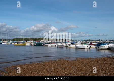 Piccola spiaggia a Itchenor con vista sulle numerose piccole barche ormeggiate nell'estuario. Foto Stock