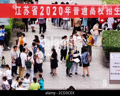 Gli studenti esaminano i libri prima di entrare nel centro di test per gli esami nell'ultimo giorno dell'ingresso del National College 2020, noto anche come Gaokao, Nanjin Foto Stock