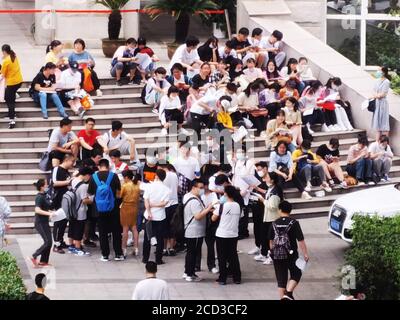 Gli studenti esaminano i libri prima di entrare nel centro di test per gli esami nell'ultimo giorno dell'ingresso del National College 2020, noto anche come Gaokao, Nanjin Foto Stock