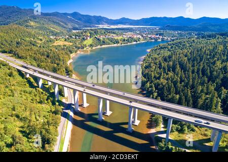 Viaduct Bajer sopra il lago idilliaco e la città di Fuzine vista aerea, autostrada panoramica A6 nella regione Gorski Kotar della Croazia, Foto Stock