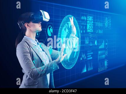 Tecnologie future per le aziende. Giovane Businesswoman che indossa il visore VR toccando lo schermo virtuale Foto Stock