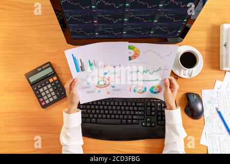 Business e concetto finanziario Top view Hands of business women holding report chart. Mani di persone aziendali che tengono grafico e grafico di analisi su co Foto Stock