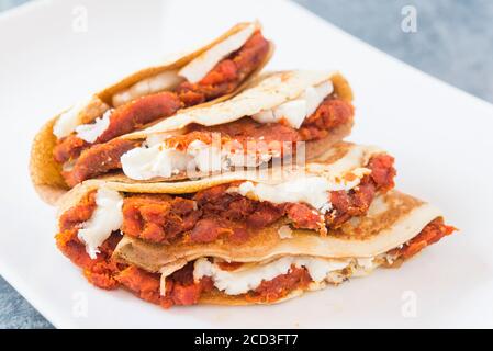 vista frontale della crepe sobrasada e del formaggio Foto Stock