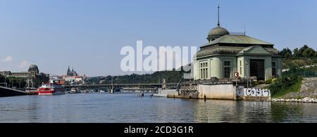 La vista sulla centrale idroelettrica di Stvanice sul fiume Moldava a Praga, Repubblica Ceca, il 11 agosto 2020. (Foto CTK/Vit Simanek) Foto Stock