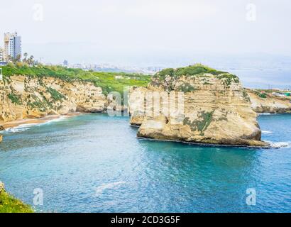 Il famoso punto di riferimento Pigeon Rock, nel quartiere di Raouché, sulla costa di Beirut, Libano Foto Stock