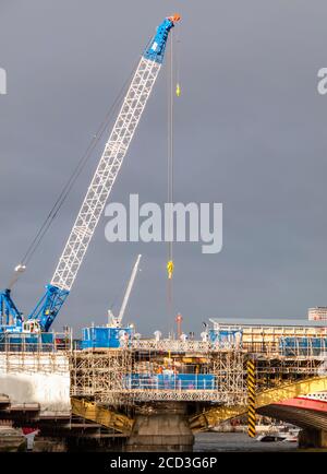 Gru a torre e ponteggi sul ponte Blackfriars sul fiume Tamigi durante la costuction del collegamento della stazione tra il nord e le banche del sud Foto Stock