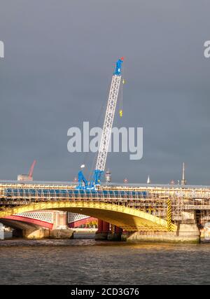 Una gru a torre e ponteggi sul ponte Blackfriars Fiume Tamigi durante la costuction del collegamento della stazione tra banche del nord e del sud Foto Stock