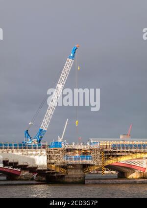 Gru a torre e ponteggi sul ponte Blackfriars sul fiume Tamigi durante la costuction del collegamento della stazione tra il nord e le banche del sud Foto Stock