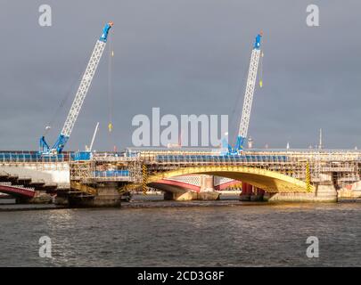 Gru a torre e ponteggi sul ponte Blackfriars sul fiume Tamigi durante la costuction del collegamento della stazione tra il nord e le banche del sud Foto Stock