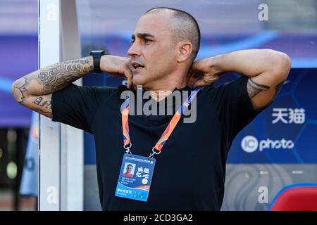 Ex calciatore professionista italiano e attuale direttore del club cinese Guangzhou Evergrande Fabio Cannavaro reagisce durante il primo turno di match af Foto Stock