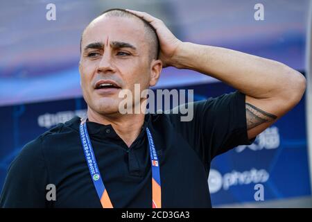 Ex calciatore professionista italiano e attuale direttore del club cinese Guangzhou Evergrande Fabio Cannavaro reagisce durante il primo turno di match af Foto Stock
