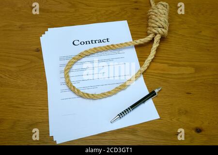 Contratto con penna e corda legato in hangmans cappio. Contratto di strangolamento, accordo sleale. Foto Stock