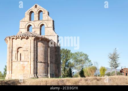 Cappella romanica (chiamato San Fagun), che si trova nella provincia di Burgos, Spagna. Il tempio non ha la navata centrale e solo l'abside semicircolare e una ste svelte Foto Stock