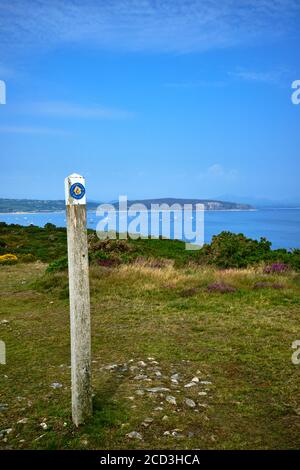 Un cartello sul Wales Coast Path vicino ad Abersoch sulla penisola di Llyn nel Galles del Nord. Foto Stock