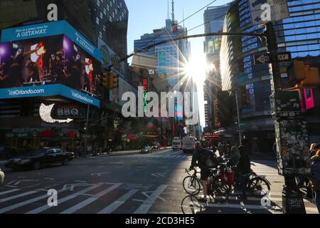 New York, Stati Uniti. 05 ottobre 2019. New York, USA Ottobre 2019: Impressioni New York - Ottobre - 2019 New York W 40th St & 8th Ave, Near Time Square, strada, semafori, sentiero pedonale, stella solare, ciclista del sole, | utilizzo nel mondo Credit: dpa/Alamy Live News Foto Stock