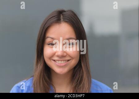 Un'infermiera di bellezza incommensurabile sorride con gioia. Una bella persona con un cuore forte pronta ad affrontare il duro lavoro che ancora deve venire. Foto Stock