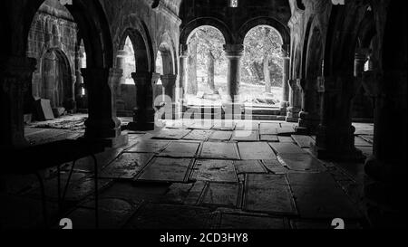 Foto in scala di grigi di un monastero in Armenia Foto Stock