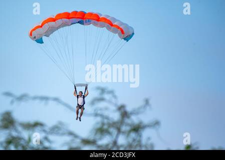 skydiver salta fuori da una mongolfiera Foto Stock