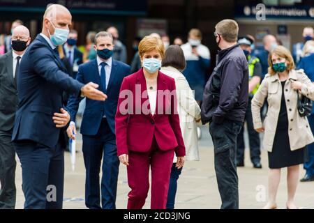 Il primo ministro scozzese Nicola Sturgeon frequenta Edinburgh Waverley per un minuto di silenzio per onorare le vittime uccise una settimana fa nel deragliamento dei treni ad Aberdeenshire. Il driver Brett McCullough, 45, direttore Donald Dinnie, 58, e il passeggero Christopher Stuchbury, 62, morì vicino a Stonehaven Credit: Euan Cherry Foto Stock