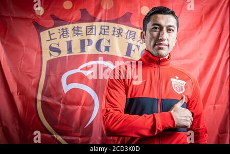 Il calciatore uzbeko Odil Ahmedov di Shanghai SIGG F.C. si pone per scattare una foto, Shanghai, Cina, 15 luglio 2020. *** Local Caption *** fachaoshi Foto Stock