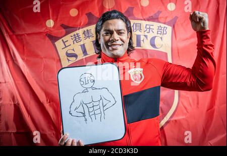 Il calciatore brasiliano Givanildo Vieira de Sousa, conosciuto come Hulk, di Shanghai SIGG F.C. si pone per scattare una foto, Shanghai, Cina, 15 luglio 2020. *** lo Foto Stock