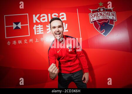 Il giocatore di calcio norvegese Ole Selnaes di Shenzhen F.C. si pone per scattare una foto, la città di Shenzhen, provincia del Guangdong della Cina meridionale, il 7 luglio 2020. *** locale Foto Stock