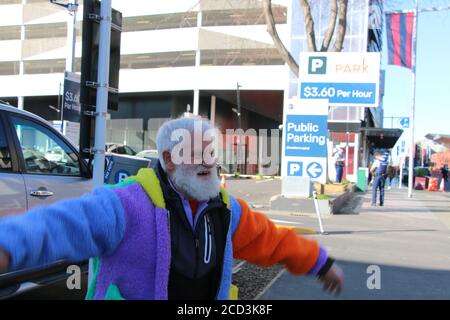 Christchurch, Nuova Zelanda. 26 Agosto 2020. John Milne ha rilasciato una dichiarazione con umorismo, tristezza e potere. Suo figlio fu ucciso negli attacchi del 2019. Qui il lato di Milne con il cuore chiaro può essere visto quando balla fuori dalla corte per i fotografi.UN'udienza di quattro giorni è tenuta per la condanna di Brenton Tarrant, l'uomo che ha ucciso 51-persone a Christchurch Mosques nel marzo 2019. Credit: SOPA Images Limited/Alamy Live News Foto Stock