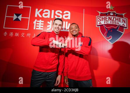 Il calciatore norvegese Ole Selnaes di Shenzhen F.C., a sinistra, e il calciatore colombiano Harold Preciado di Shenzhen F.C., a destra, posa per prendere una p Foto Stock