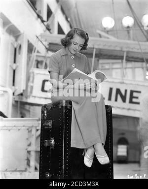 RUBY KEELER sul set candida sceneggiatura di lettura durante le riprese di READY, WILLING AND ABLE 1937 del regista RAY ENRIGHT, messa in scena da Bobby Connolly Warner Bros Foto Stock