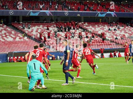 Kingsley COMAN r. (M) grazie per il suo obiettivo a 0: 1, Leon GORETZKA (M), Robert LEWANDOWSKI (M), Thomas MUELLER (MÃ ller, M) tifare, giubilazione, jubeln, Freude, Cheers, goalwart Keylor NAVAS (PSG) e Thiago SILVA (PSG) deluso, Germain, campionato di calcio, St. 0: 1, il 23 agosto 2020 all'Estadio da Luz di Lisbona/Portogallo. FOTO: Peter Schatz/Pool tramite l'agenzia fotografica SVEN SIMON. Ã‚Â | utilizzo in tutto il mondo Foto Stock