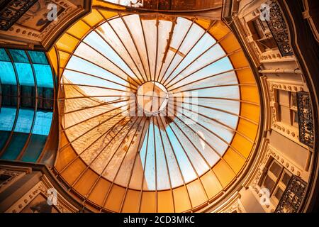 19.12.2019, Istanbul, Tyrkey. Architettura ed edifici. Cupola trasparente dell'edificio vista dal basso Foto Stock