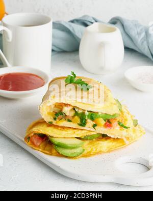 Colazione alla moda con quesadilla e uova, cibo di tendenza con omelette, formaggio Foto Stock