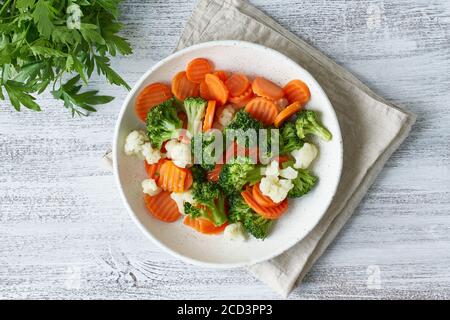 Miscela di verdure bollite. Broccoli, carote, cavolfiore. Verdure al vapore Foto Stock