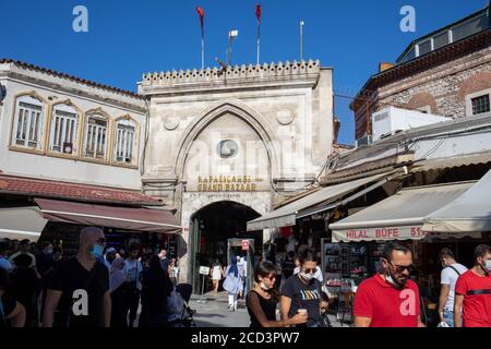 Il Grand Bazaar, il Kapalicarsi Turco, che significa mercato coperto, a Istanbul è uno dei più grandi e antichi mercati coperti del mondo. Foto Stock