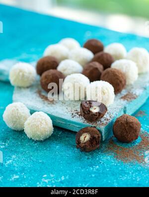 Caramella al cioccolato. Cioccolatini artigianali assortiti. Foto Stock