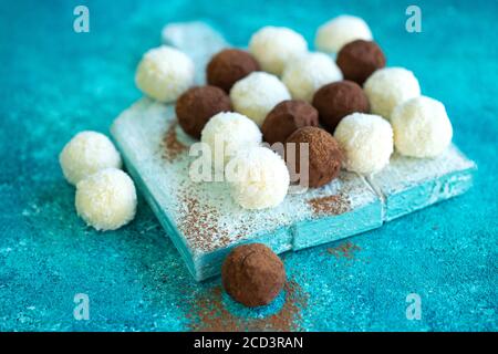 Caramella al cioccolato. Cioccolatini artigianali assortiti. Foto Stock