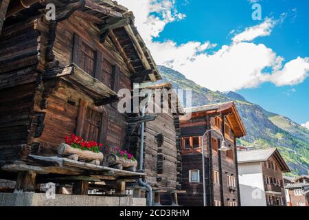 Antico granaio di legno tradizionale svizzero raccard su pali di pietra in Vecchia Zermatt Svizzera Foto Stock