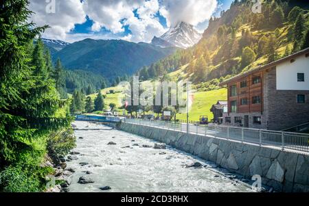 Zermatt Svizzera , 2 luglio 2020 : Matter Vispa vista fiume e Monte Cervino con cima nelle nuvole durante l'estate a Zermatt Svizzera Foto Stock