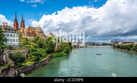 Basilea città panoramica con vista fiume Reno colorata città vecchia E gli edifici industriali in lontananza a Basilea Svizzera Foto Stock