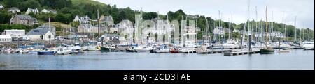 Foto panoramica del porto e porticciolo di East Loch Tarbert, situato su un'insenatura di Loch Fyne, che mostra una varietà di yacht e imbarcazioni. Foto Stock