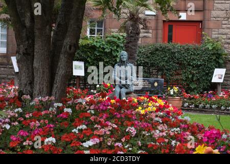 Una statua in bronzo di Linda McCartney si trova nel suo giardino commemorativo a Campbeltown, Argyle e Bute, Scozia Foto Stock