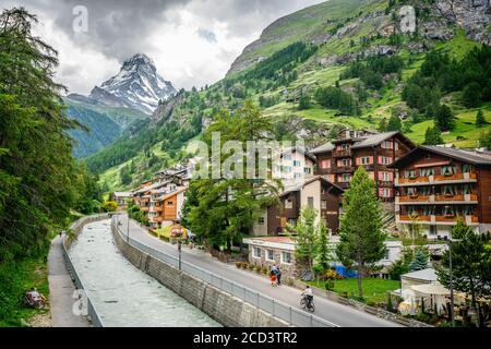 Zermatt Svizzera , 2 luglio 2020 : Zermatt città con questione vista fiume Vispa e case e persone in legno e Matterhorn cima in background du Foto Stock