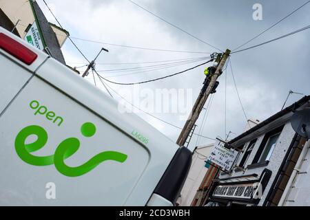EIR Telecom Engineer lavora per la creazione di una pole ad Ardara, Contea di Donegal, Irlanda Foto Stock