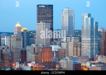 Pittsburgh, Pennsylvania, Stati Uniti - Vista panoramica dei grattacieli nel quartiere centrale degli affari di Pittsburgh al tramonto. Foto Stock