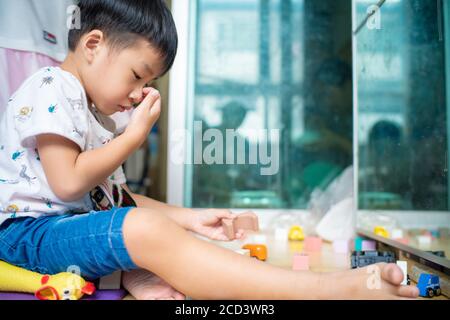 Curioso bambino ragazzo e gruppo di ragazze che studia con giocattolo in camera moderna educazione ragazzina e ragazza Foto Stock