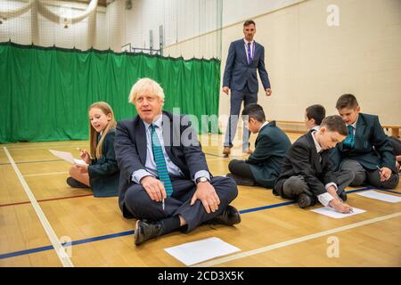 Primo Ministro Boris Johnson con Olivia Stokes in palestra partecipando a una sessione di induzione con anni sette come egli tour Castle Rock scuola, Coalville, nelle Midlands orientali. Foto Stock