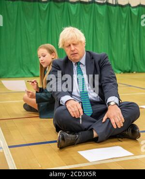 Primo Ministro Boris Johnson con Olivia Stokes in palestra partecipando a una sessione di induzione con anni sette come egli tour Castle Rock scuola, Coalville, nelle Midlands orientali. Foto Stock