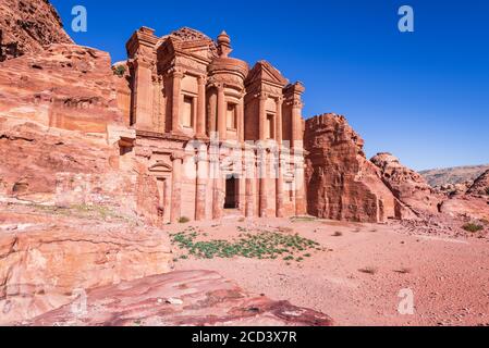 Petra, Giordania. Ad Deir, il Monastero, è un edificio monumentale scolpito dalla roccia nell'antica città giordana di Petra, Wadi Musa Foto Stock